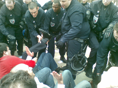 Manifestants devant la statue de Komitas