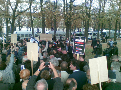Manifestants devant la statue de Komitas